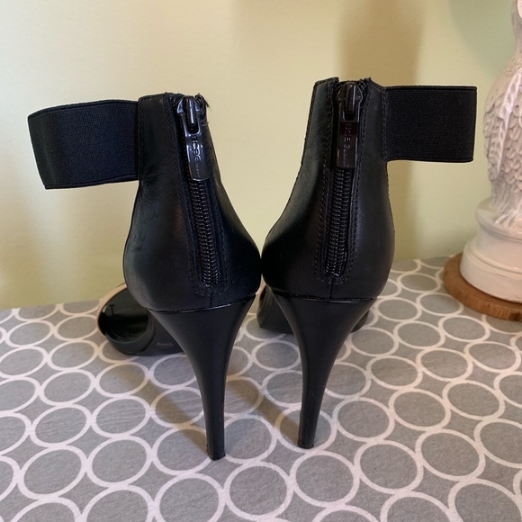 BCBGeneration, Black and Nude Stilettos S-8 1/2M - Picture 5 of 8